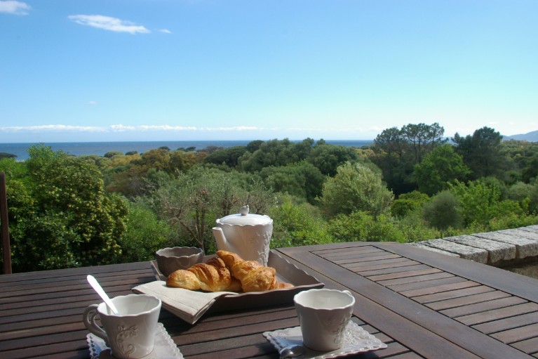 Une terrasse avec vue panoramique sur la baie de Palombaggia